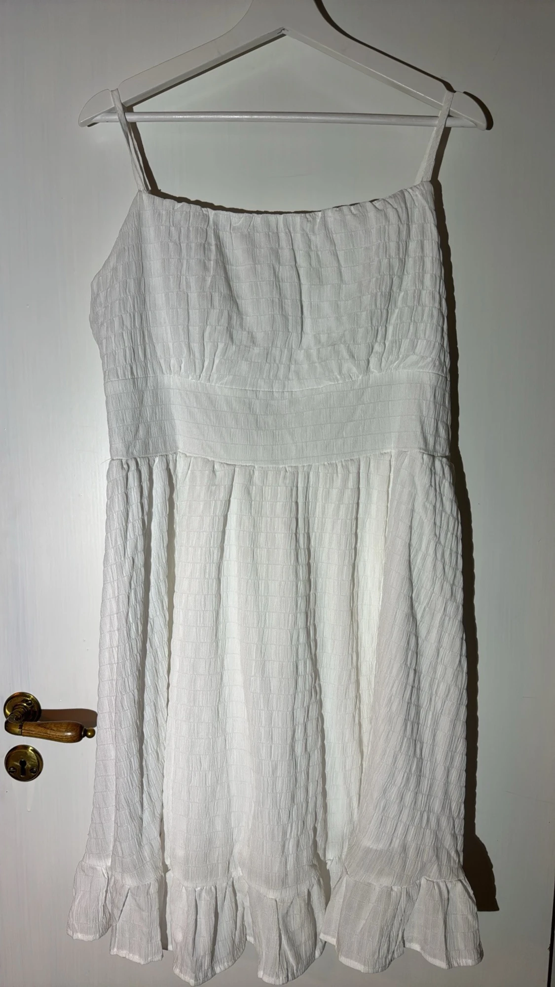 Vit sommarklänning med volang