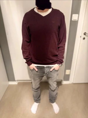 Vinröd tröja från Hampton Republic - Vinröd tröja från Hampton Republic med v-ringning och diskret broderad logga på bröstet. 