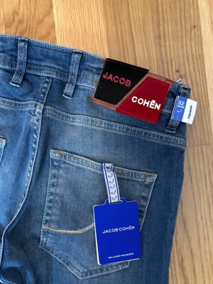 Jacob Cohën bard jeans helt nya - Säljer ett par helt nya Jacob Cohën jeans i size 32. Modell: Bard.