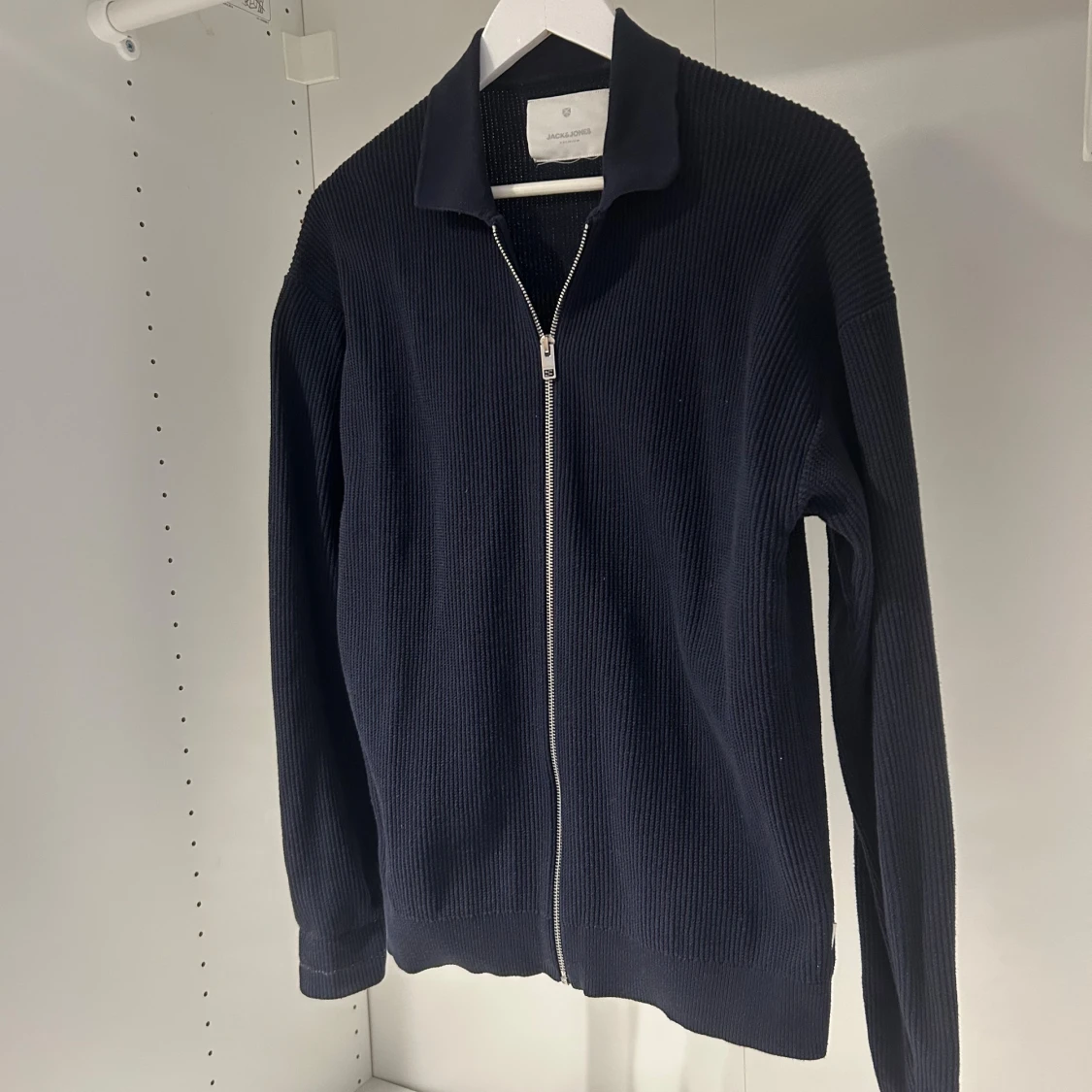 Mörkblå stickad kofta från Jack & Jones