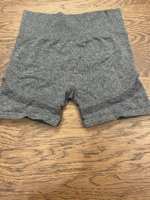 Grå melerade shorts - Snygga grå melerade leggings med hög midja och tight passform. De har en scrunch på baksidan. 