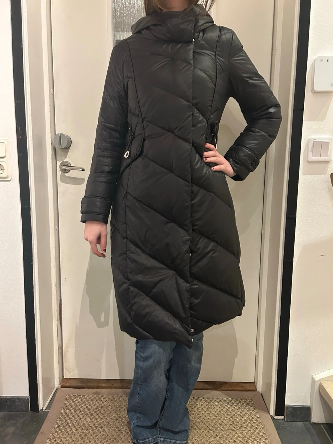Svart lång dunjacka med huva