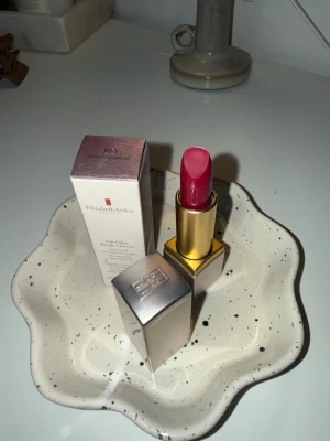 Elizabeth Arden Lip Color - Elizabeth Arden – Lipstick 015 Berry Empowered (NY)  Helt nytt och oanvänt läppstift från Elizabeth Arden Nyans: 015 Berry Empowered Mängd: 3,5 g  Endast öppnad för fotografering, aldrig testad. Originalförpackning medföljer.  Nypris ca 300–350 kr