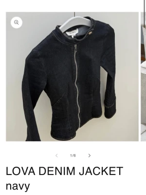 Jacka från Alobha - Säljer denna supersnygga jackan från Alobha, helt ny då jag beställde flera storlekar. Jackan är i L men väldigt liten i storleken i min åsikt💕