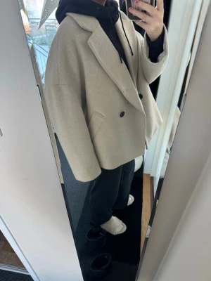 Beige oversized kavaj med knappar - Snygg beige kavaj som är perfekt som jacka nu till våren. Jackan har en liten fläck som nog går bort i tvätten. Är villig att gå ner i pris vid smidig affär. 