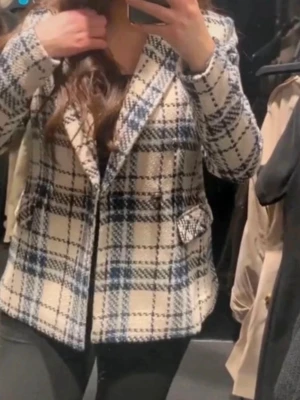 Rutig kavaj i ullmix - Oanvänd kavaj. Köpt i Primark. Storlek 38.