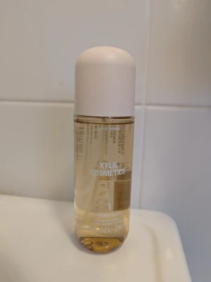 Kylie Cosmetics body mist Caramel cloud - Caramel cloud, en gourmandig body mist från Kylie Cosmetics med doft av karamell, pistage, mandel och vanilj. Helt ny, endast testsprayad en gång. Stor flaska, innehåller 236 ml. 