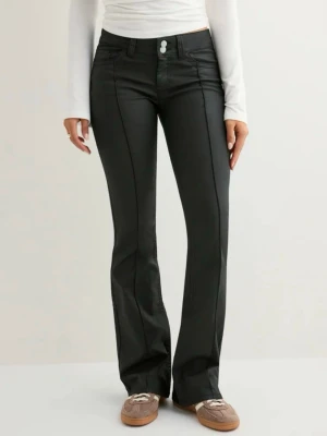 Svarta jeans/skinnbyxor - Snygga svarta jeans med bootcut passform och markerade pressveck framtill. Jeansen har låg midja, fickor med fina mönster och dubbla knappar i midjan. Endast använda vid ett tillfälle. Lite små i storleken men om man använder dom så stretchar dom ut sig.