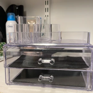 Organiserings låda + toppdel - Säljer ett transparent rymligt  organiseringsdesk fått på TIGER för längesedan.  Skicket är 9/10 och endast repor på toppen där man kan se på bild 3 (högra sidan). 90kr inklusive frakt!💕 Möts helst upp! 🦋 Sänker självfallet priset isådanafall!