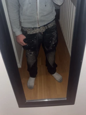 Svarta jeans med färgstänk - Nu säljer jag mina dsquard 2 jeans då jag inte använder dem längre storlek 38 priset kan diskuteras vid snabb affär
