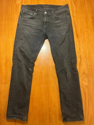 Svarta jeans från Nudie - Säljer dessa svarta Nudie Jeans med snygga slitningar i storlek 32/30. Priset kan diskuteras. Hör av dig vis frågor.