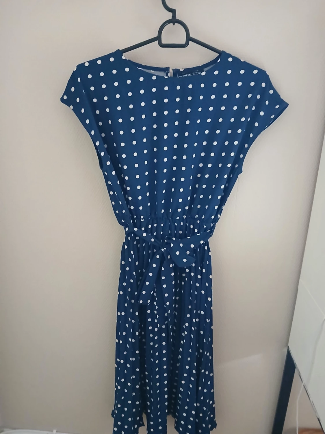 Marinblå prickig klänning Shein M