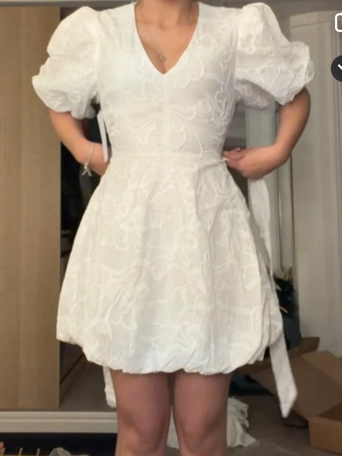 Vit kort klänning med puffärm - 3