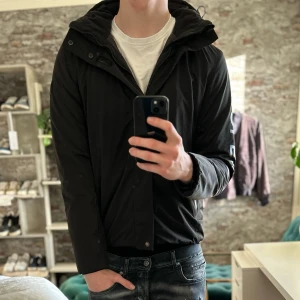 Woolrich jacka - Bra skick, inga defekter! Storlek 164 junior sitter som XS  och passar dig som är mellan 165-175cm ungefär. Nypris ca 3000kr. Modellen är 185 cm, 75kg. Passar bra nu till våren! Skriv för mer information!