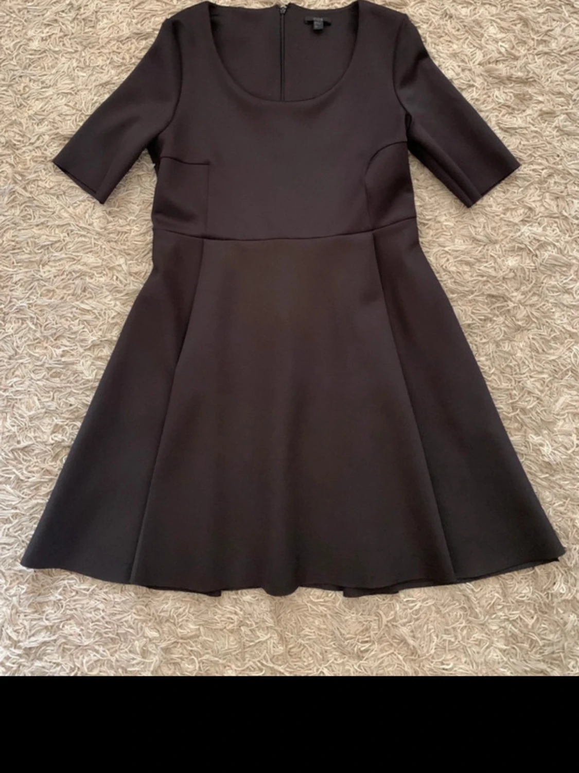 Svart kort klänning från COS