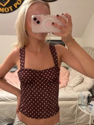 Brun prickig korsettopp - Säljer denna fina topp, vet ej märke! Hör av er vid frågor!!!