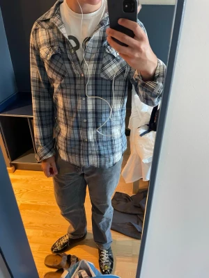 Acne studios jeansskorta - Acne studios aw10 kollektionen, riktigt sällsynt jeans skjorta. Perfekt nu till våren, passar m/l. 