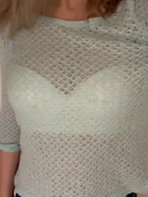 Mintgrön spetsblus med trekvartsärm - Snygg mintgrön blus i spets med trekvartsärm och rund halsringning. Perfekt att styla lager på lager.