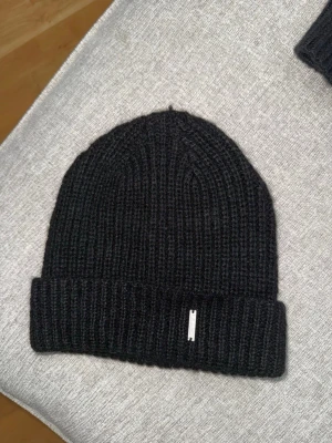 Mössa Aimn - Använd enstaka gång sen bara legat i en låda, så inga defekter 🌸