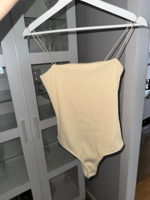 Body HM - Gul ribbad body som inte kommit till användning, ny med lappar 💛