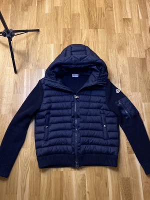 Moncler Cardigan jacka  - TJA!!! Säljer en cardigan jacka från märket moncler, färg mörkblå Storlek L men dessa är små i storlekarna så skulle säga Medium. Skick 10/10 hör av er för mer info ///
