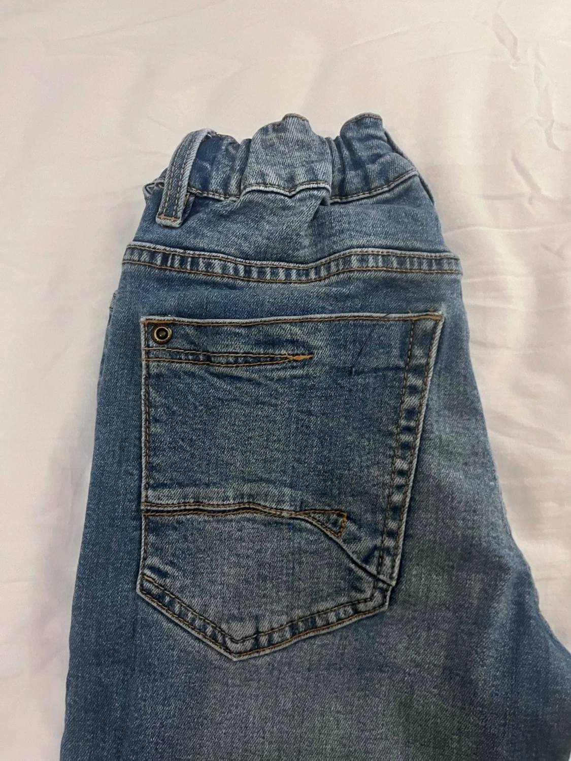 Blå jeans från Garcia med läderpatch - 1