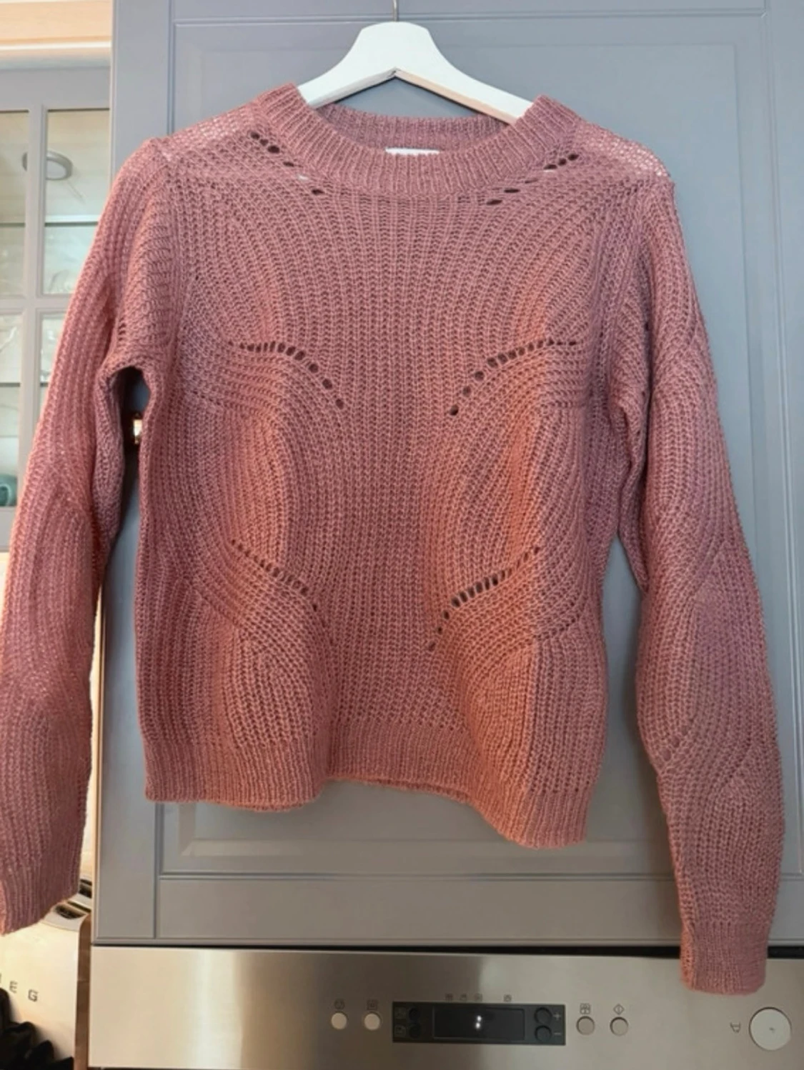 Rosa stickad tröja med hålmönster