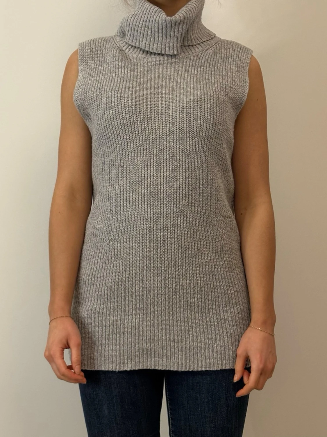 Grå ärmlös polotröja stickad - 2