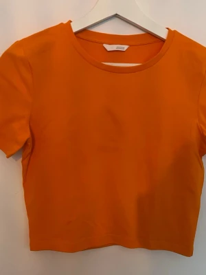 orange t-shirt - Helt ny, säljer pga för liten💕