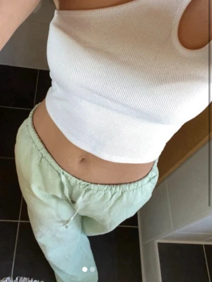 Ljusgröna linnebyxor  - Säljer ett par ljusgröna linnebyxor med avslappnad passform och dragsko i midjan. Byxorna har raka ben och är tillverkade i ett svalt linnematerial, perfekta för varma dagar. Enkla att matcha med olika toppar för en chill look. Storlek XS