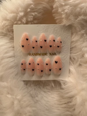 Press on nails  - Fina egen gjorda press on nails med valentine tema💝🖤  Mått lillfinger 8,5, ringfinger 12mm, långfinger 13mm, pekfinger 10mm, tumme 15mm.🖤💝