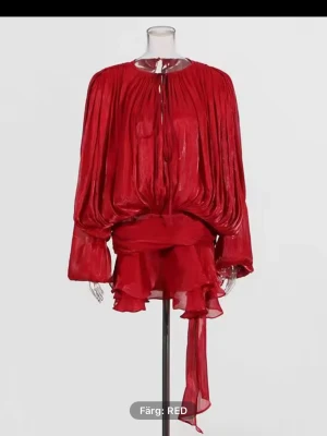 Röd satin klänning  - Säljer min jättesöta röda satin klänning ifrån AliExpress, storlek S. Ganska kort men det medföljer ett par röda shorts (se sista bilden)  OBS! Lånade bilder, vill du ha egna kontakta mig 🥰🥰Köpt för 286kr 