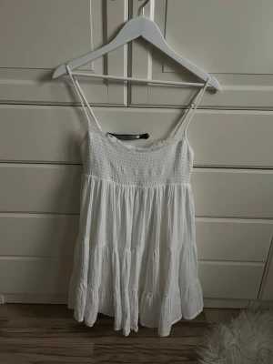 Zaraklänning - Superfin vit klänning från Zara med spetsdetaljer längst upp. Storlek xs🩷 Nyskick