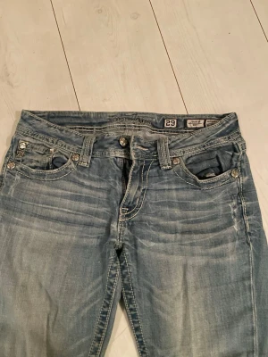 Miss me jeans  - Säljer ett par ljusblåa jeans från miss me med snygga slitningar och unika broderade fickor bak med vingar. Inga stenar är borta! Säljes pågrund av att dom blivit för små ❣️ frakten står köparen för 