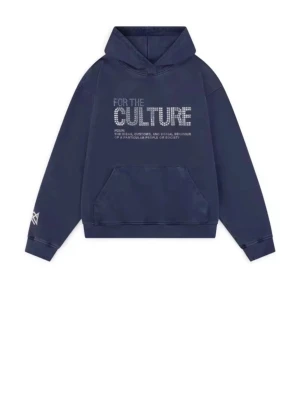 Mörkblå hoodie från for the culture - Mörkblå hoodie med huva och stor ficka framtill. På bröstet står det 'FOR THE CULTURE' i stora bokstäver med mindre text under. Ärmen har en vit detalj. Perfekt för dig som gillar streetwear och vill sticka ut. Jätte bra material och den är heltttt nyyyyy🥰 säljer den för den är stor på mig 