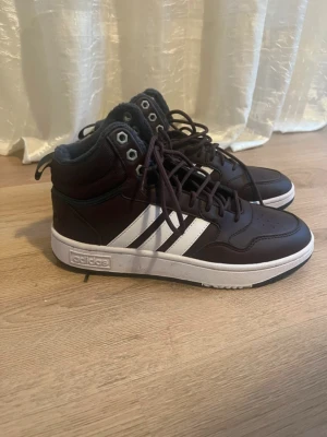 Adidas skor - Jättesnygga adidas skor i storlek 41.5. Perfekt att ha nu till vintern/våren! Endast använd ett par gånger, jättebra skick 