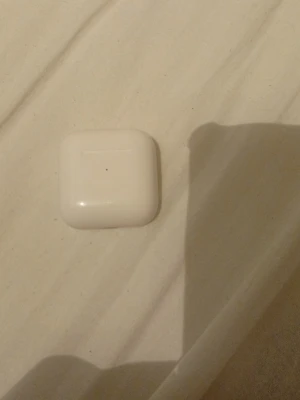  AirPods Pro trådlösa hörlurar. (INTE FRÅN APPLE) - Säljer ett par vita  AirPods Pro med laddningsetui. De är kompakta, har en stilren design och är tillverkade i plast. Perfekta för dig som vill ha grymt ljud och smidig anslutning till din iPhone eller andra enheter.