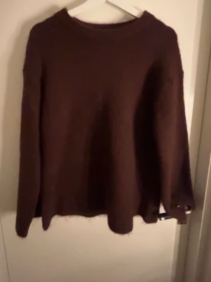 Brun stickad tröja från new yorker - Mysig brun stickad tröja från new yorker med rund halsringning och långa ärmar. Tröjan har en enkel och avslappnad passform, perfekt för lager-på-lager. Materialet är mjukt och värmande, vilket gör den skön att bära under kyliga dagar.