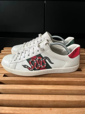 Gucci ace - Tjena, säljer nu dessa riktigt snygga och populära Gucci ace skorna, de är i mycket bra skick utöver de lilla på bild 5, endast skorna ingår, hör av er vid frågor och funderingar🙌🤝