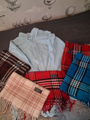 Skjorta, Halsduk  - Säljer dessa plagg, om ni vill ha mer bilder kan ni kolla i min profil har alla plagg separat. Vid köp av flera kan ni få rabatt. Skriv vid funderingar eller fråger