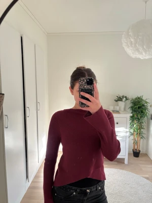 Vinröd ribbstickad tröja - Vinröd ribbstickad tröja med lång ärm och rund halsringning. Säljer denna tröjan då den nästan aldrig kommit till användning. Köpte utomlands därav inget märke 🩷Pris kan diskuteras 