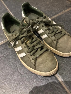 Adidas Campus olivgröna sneakers - Snygga
