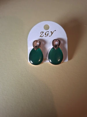 Gröna droppformade örhängen  - Fler fina accessoarer finns på min profil 💍  More exquisite accessories on my profile listings.