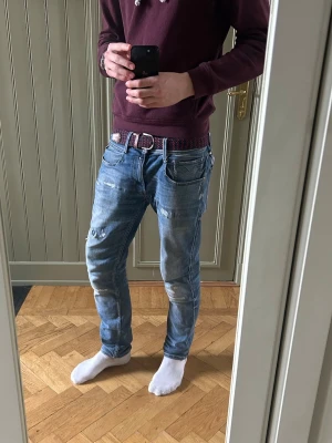 Replay anbass jeans - Säljer ett par blå jeans med slitningar.                                 W 31 L 32.                                                                               Det är bara höra av sig vid frågor💌