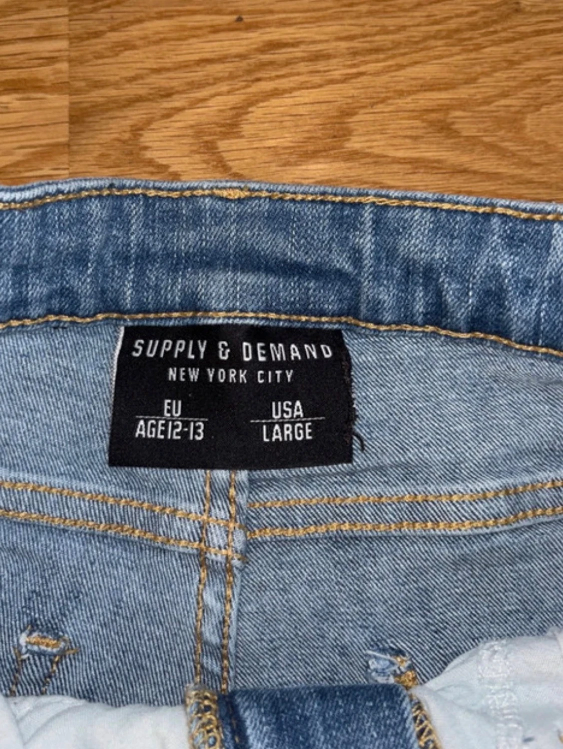 Ljusa slitna jeans Supply & Demand - 1