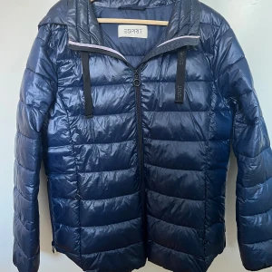 Mörkblå dunjacka från Esprit - Snygg mörkblå dunjacka från Esprit med huva och dragkedja framtill. Jackan är inorincip oanvänd, endast använd nån enstaka gång. Skriv för mer info!!💗