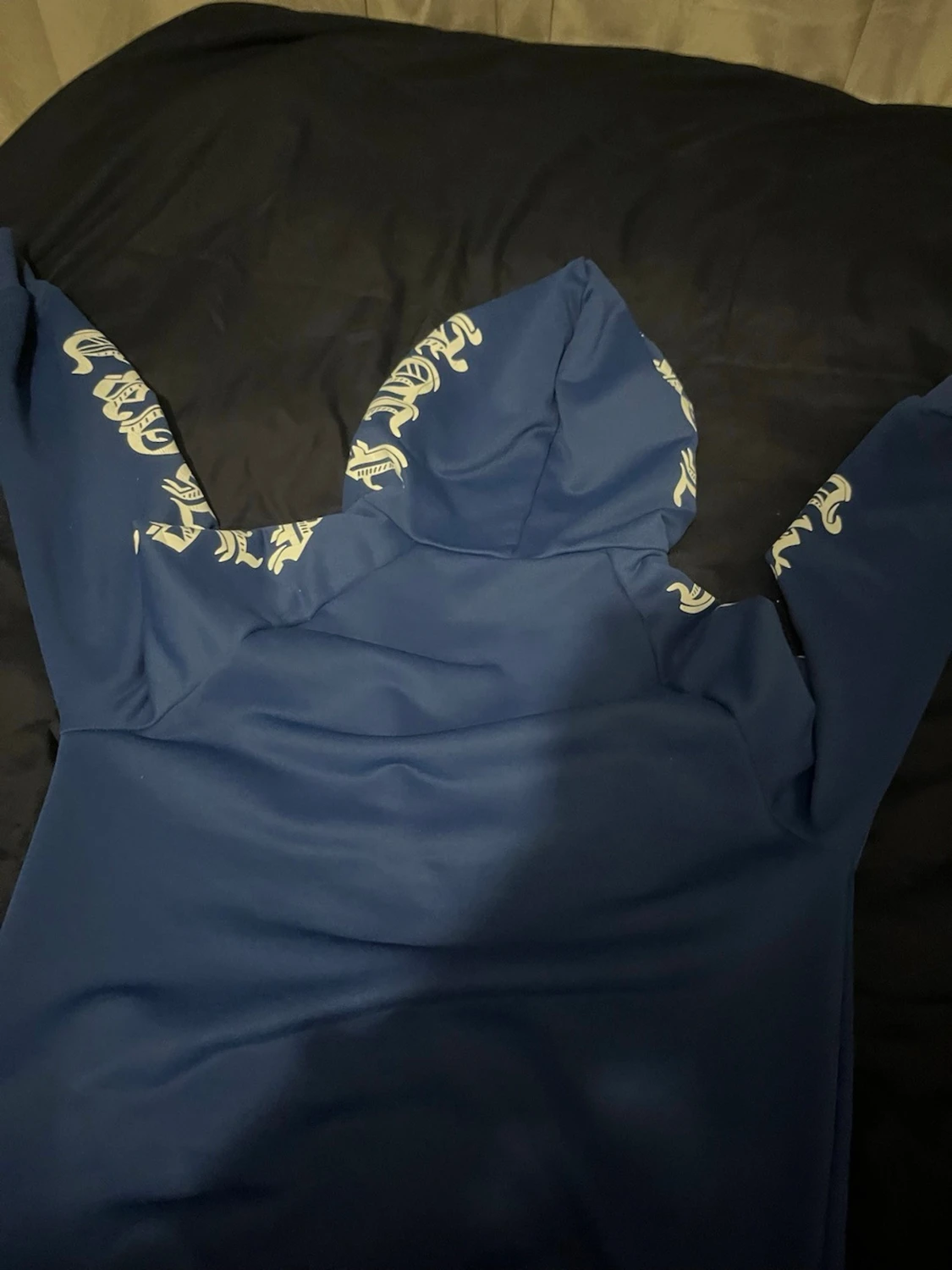 Blå hoodie med dragkedja hella väggen upp - 2