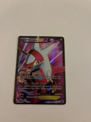 Pokémon EX-kort Latias, Mewtwo, Gardevoir - Tre Pokémon EX-samlarbilder: Latias EX, Mewtwo EX och Gardevoir EX. Alla korten har holografisk yta med färgstarka illustrationer och detaljerad design. Perfekta för samlare eller Pokémon-fans som vill utöka sin kortsamling. Enbart Latias för 800kr alla för 1200