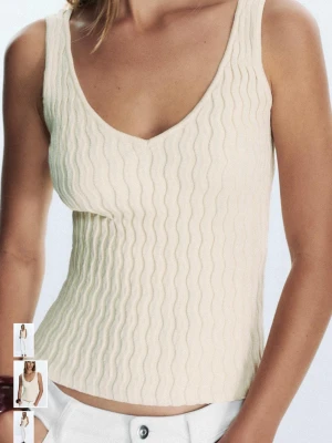 Linne/topp - Trendig ribbad topp från Zara i mjuk beige färg. Aldrig använd, lapp kvar därför jag glömt skicka tbx 💗bara testad 