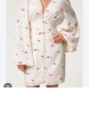 Adoore klänning - Vit kort adoore klänning med röda blommor. Helt ny med prislapp kvar. Nypris 1500kr